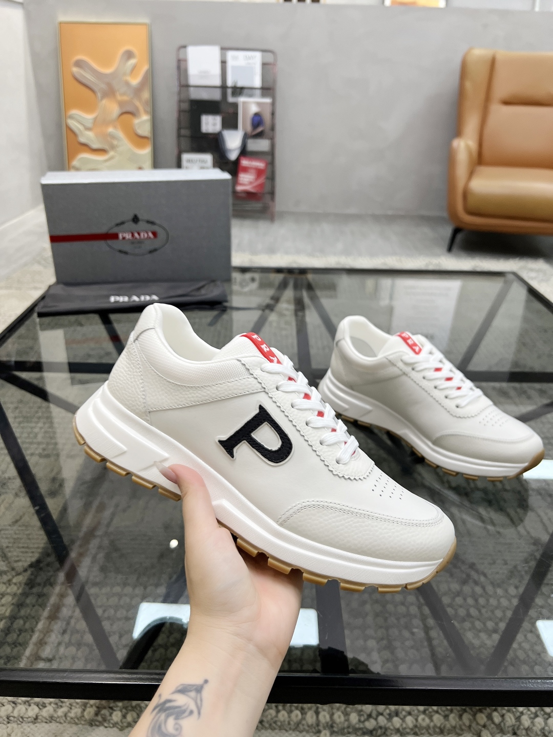  P 🔍顶级代购🇮🇹 普 炸街男神新品来袭，超人气爆款专柜新款，原厂配置意大利进口牛皮面料，高品质复杂拼