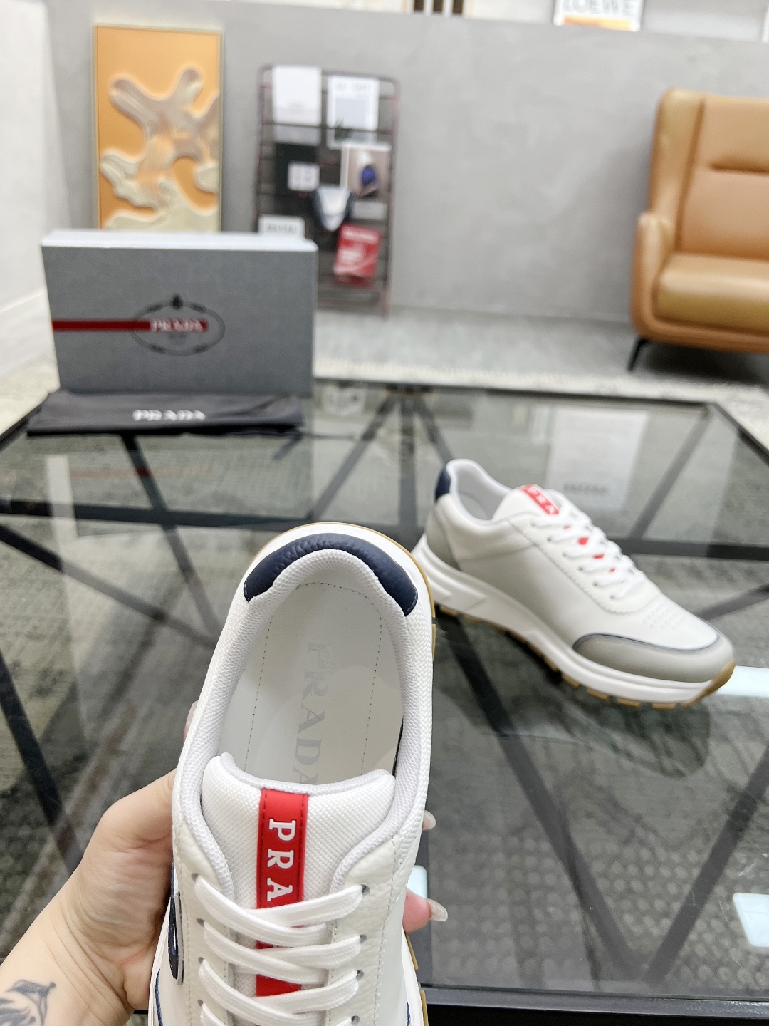  P 🔍顶级代购🇮🇹 普 炸街男神新品来袭，超人气爆款专柜新款，原厂配置意大利进口牛皮面料，高品质复杂拼