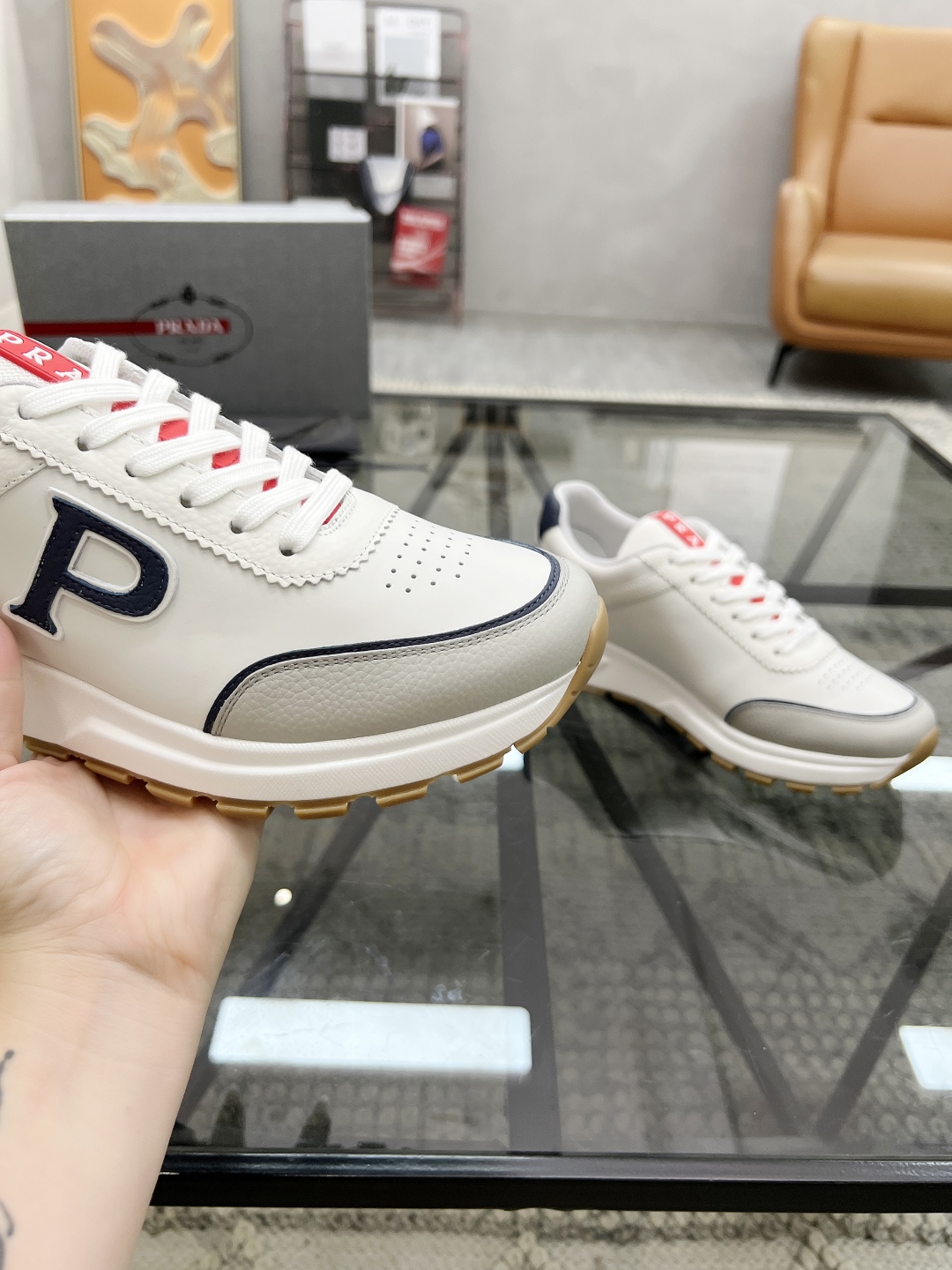  P 🔍顶级代购🇮🇹 普 炸街男神新品来袭，超人气爆款专柜新款，原厂配置意大利进口牛皮面料，高品质复杂拼