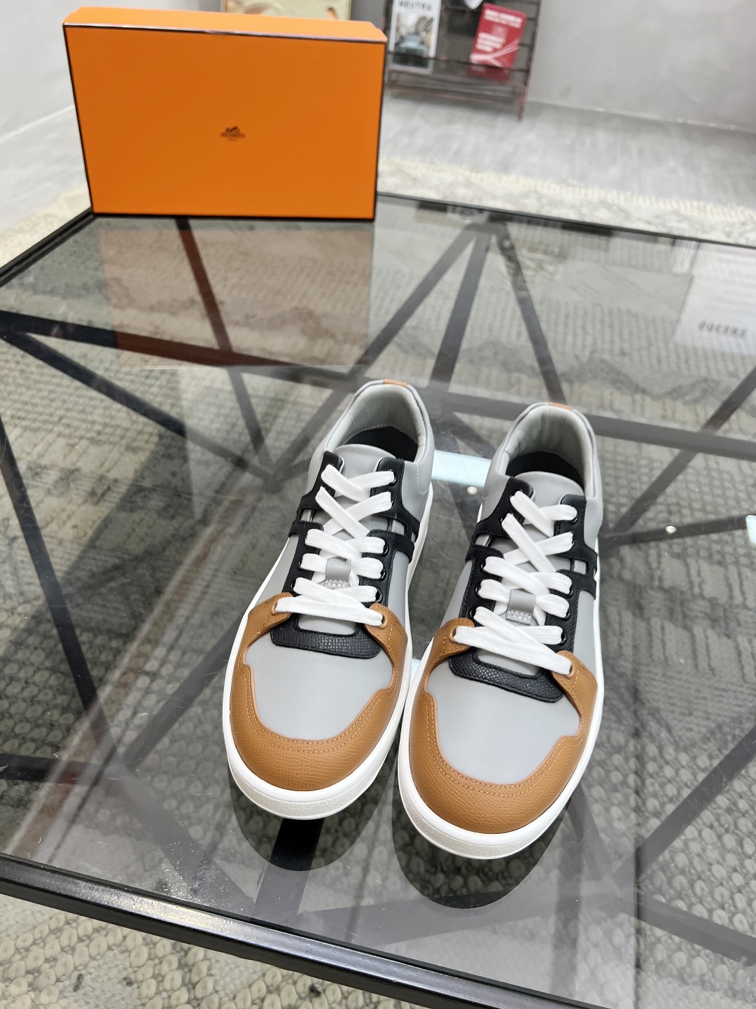  H 🔍顶级代购🇮🇹 爱 炸街男神休闲鞋新品来袭专柜同步发售原厂配置，意大利进口原版牛皮面料，高品质拼接