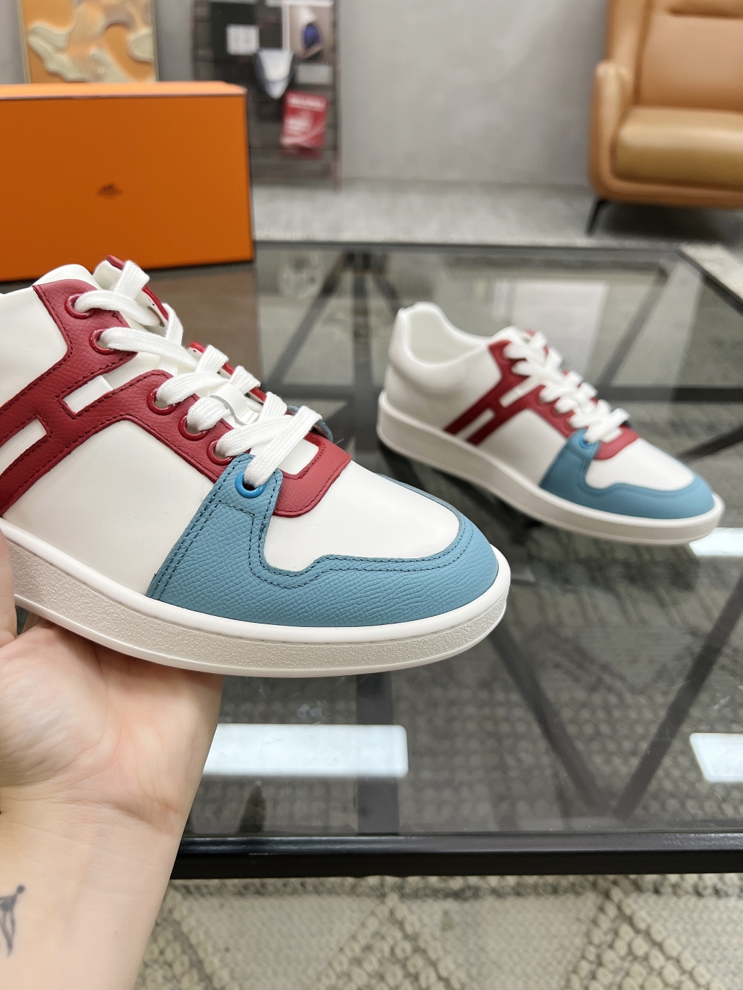  H 🔍顶级代购🇮🇹 爱 炸街男神休闲鞋新品来袭专柜同步发售原厂配置，意大利进口原版牛皮面料，高品质拼接
