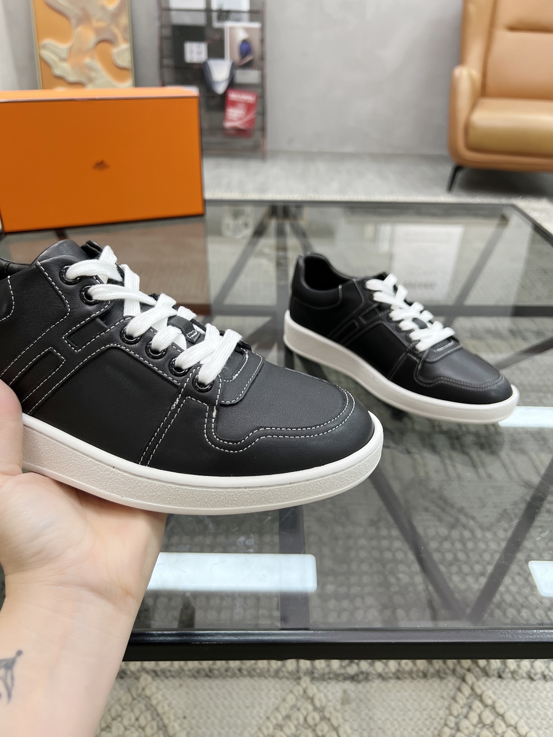  H 🔍顶级代购🇮🇹 爱 炸街男神休闲鞋新品来袭专柜同步发售原厂配置，意大利进口原版牛皮面料，高品质拼接