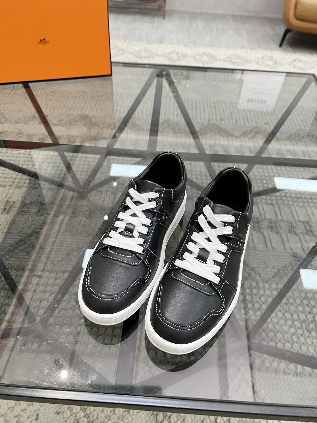  H 🔍顶级代购🇮🇹 爱 炸街男神休闲鞋新品来袭专柜同步发售原厂配置，意大利进口原版牛皮面料，高品质拼接