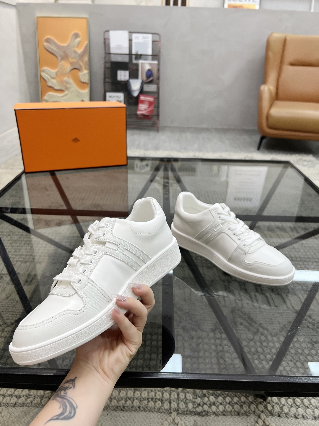  H 🔍顶级代购🇮🇹 爱 炸街男神休闲鞋新品来袭专柜同步发售原厂配置，意大利进口原版牛皮面料，高品质拼接