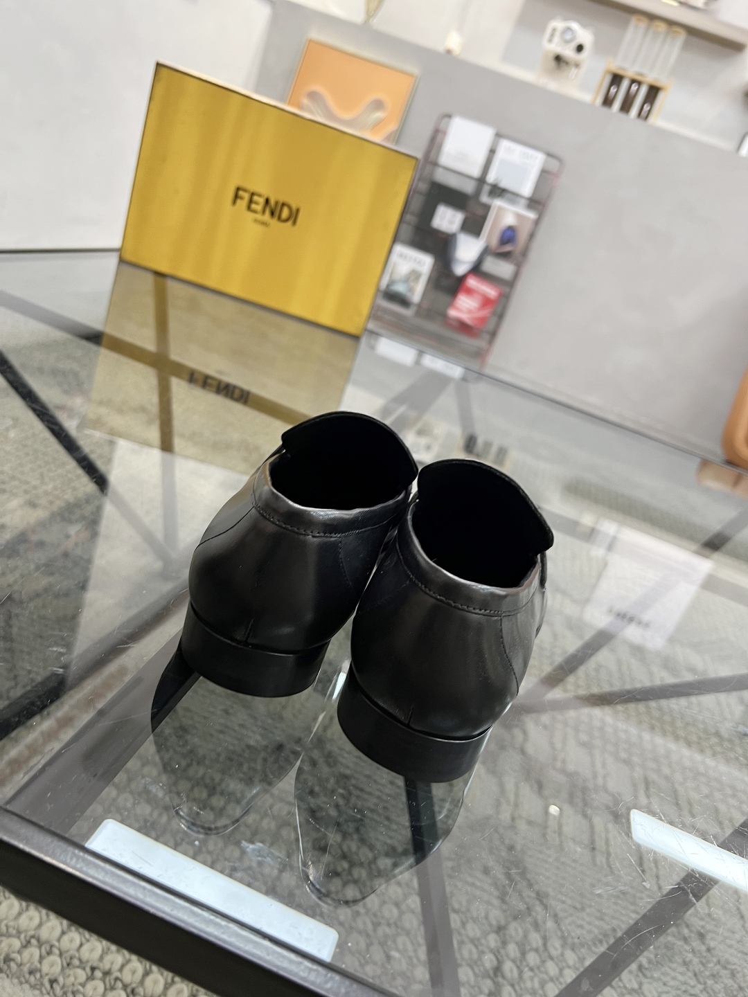  F 🔍顶级代购🇮🇹 芬 炸街男神休闲真皮底皮鞋系列专柜同步发售原厂配置，意大利进口原版牛皮，进口水染牛