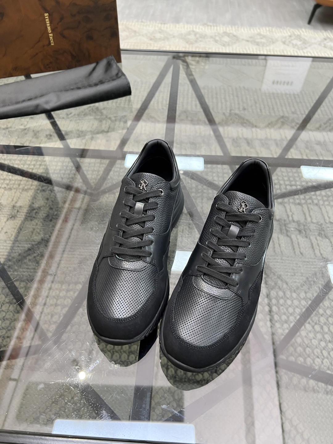  S 🔍顶级代购🇮🇹 史 炸街男神休闲运动鞋爆款专柜新品同步，鞋面意大利进口牛皮面料，经典大方版面男士气