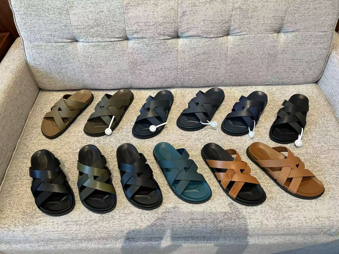  H 🔍顶级代购🇮🇹 爱 炸街男神春夏拖鞋新品专柜同步，鞋面意大利进口牛皮面料，高品质拼接工艺，鞋底：原