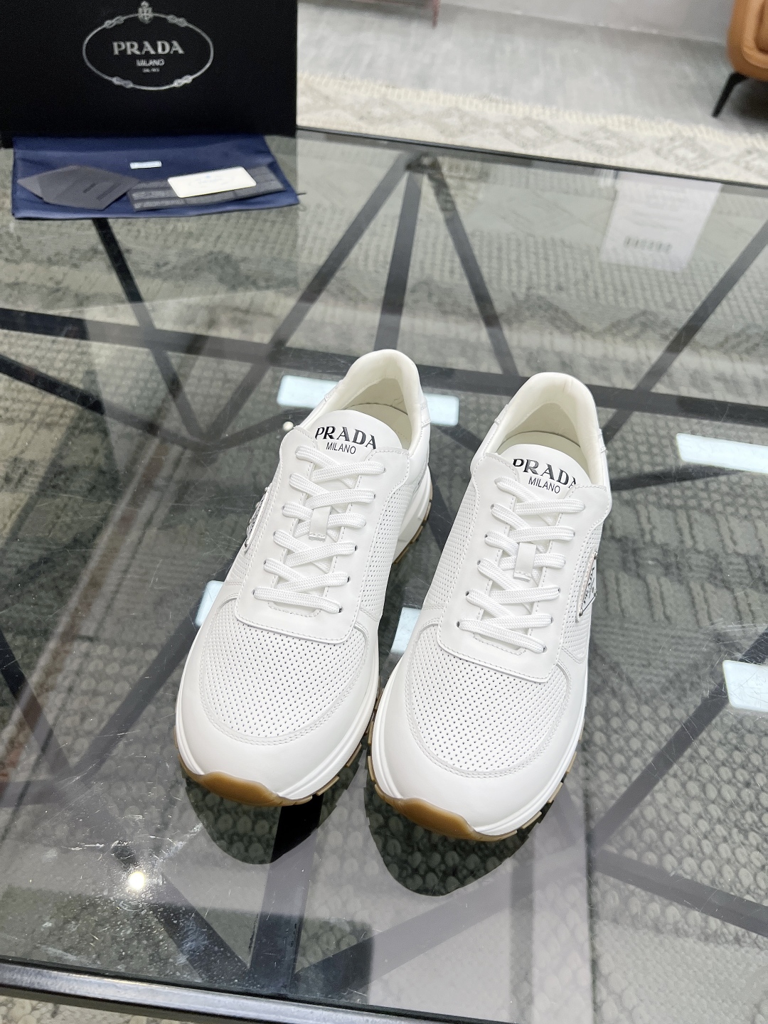  P 🔍顶级代购🇮🇹 普 炸街男神新品来袭，超人气爆款专柜新款，原厂配置意大利进口牛皮面料，高品质复杂拼