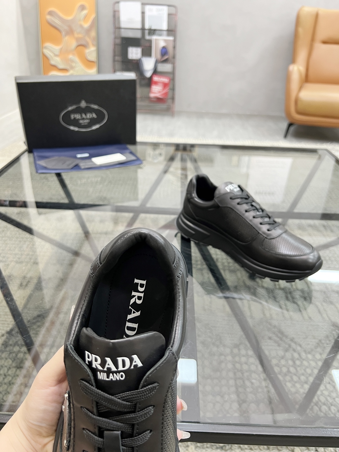  P 🔍顶级代购🇮🇹 普 炸街男神新品来袭，超人气爆款专柜新款，原厂配置意大利进口牛皮面料，高品质复杂拼