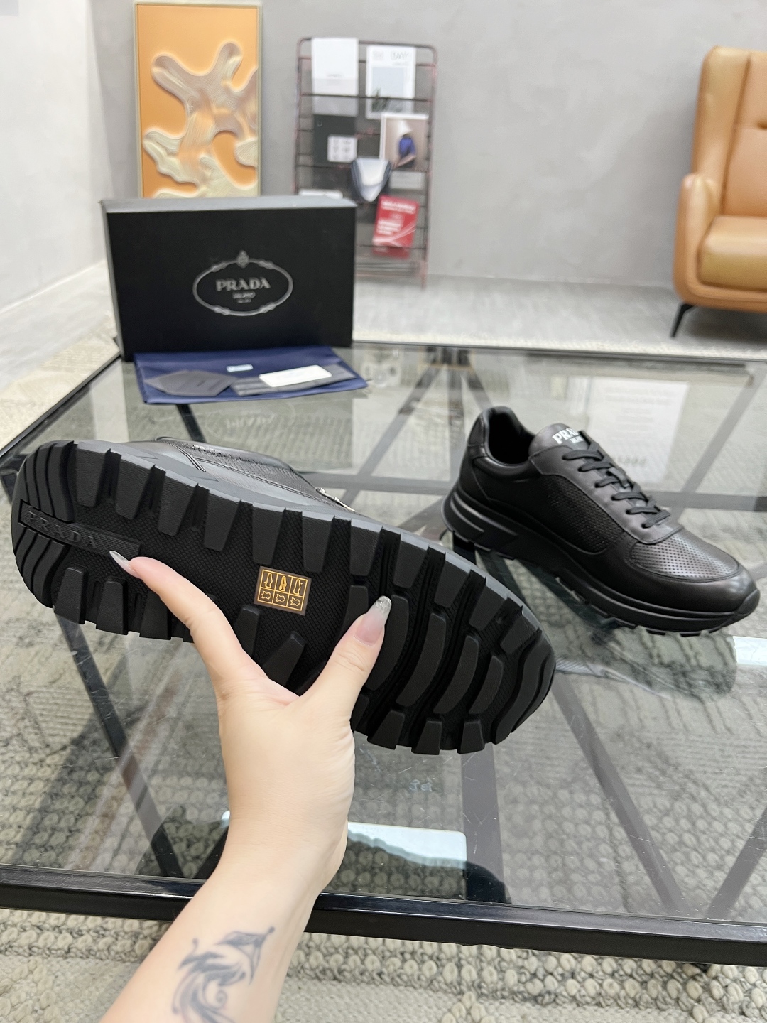  P 🔍顶级代购🇮🇹 普 炸街男神新品来袭，超人气爆款专柜新款，原厂配置意大利进口牛皮面料，高品质复杂拼
