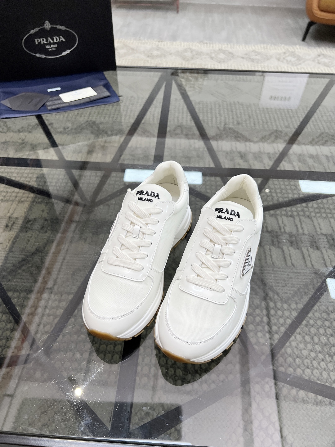  P 🔍顶级代购🇮🇹 普 炸街男神新品来袭，超人气爆款专柜新款，原厂配置意大利进口牛皮搭配帆布面料，高品