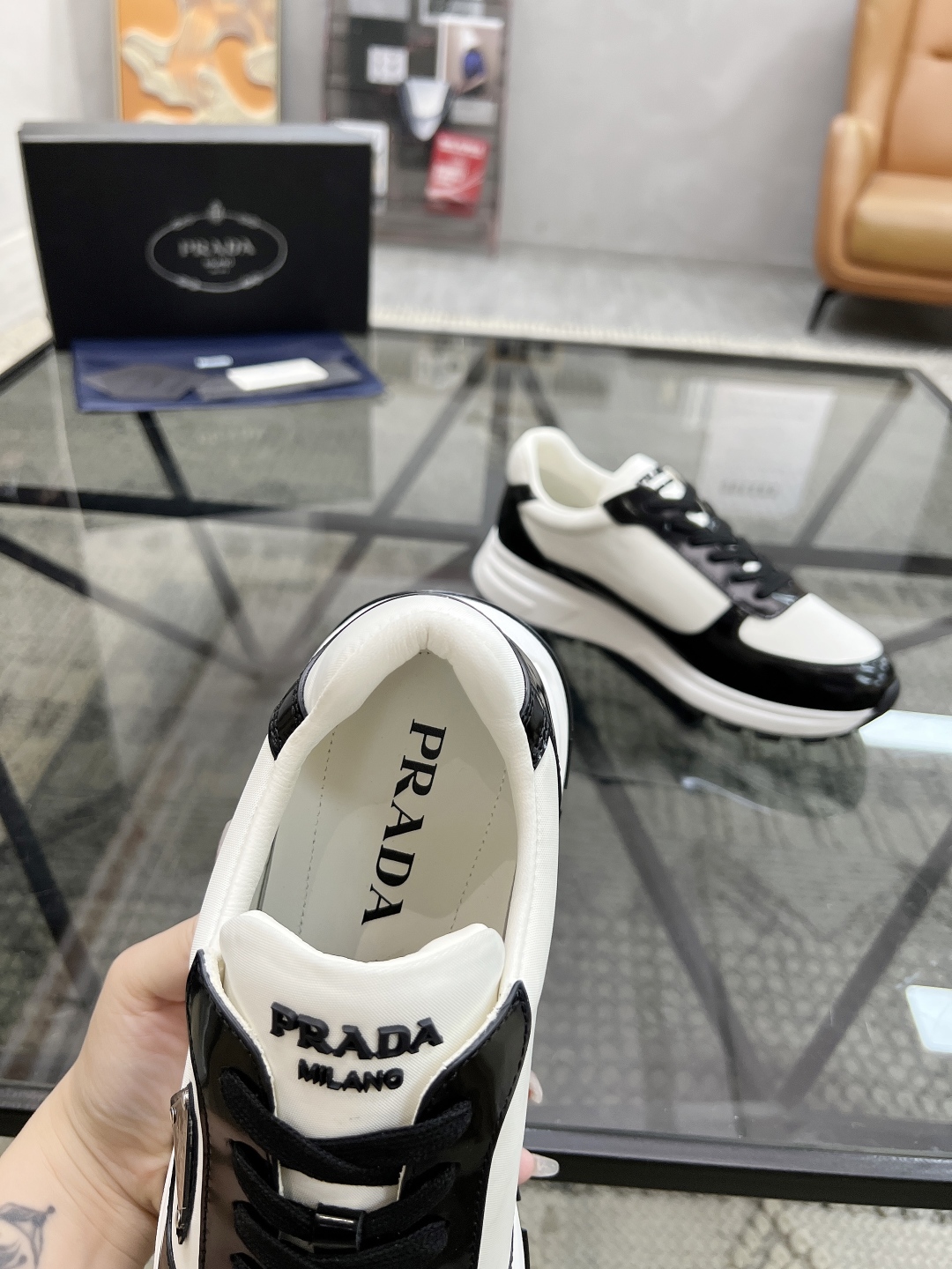  P 🔍顶级代购🇮🇹 普 炸街男神新品来袭，超人气爆款专柜新款，原厂配置意大利进口牛皮搭配帆布面料，高品