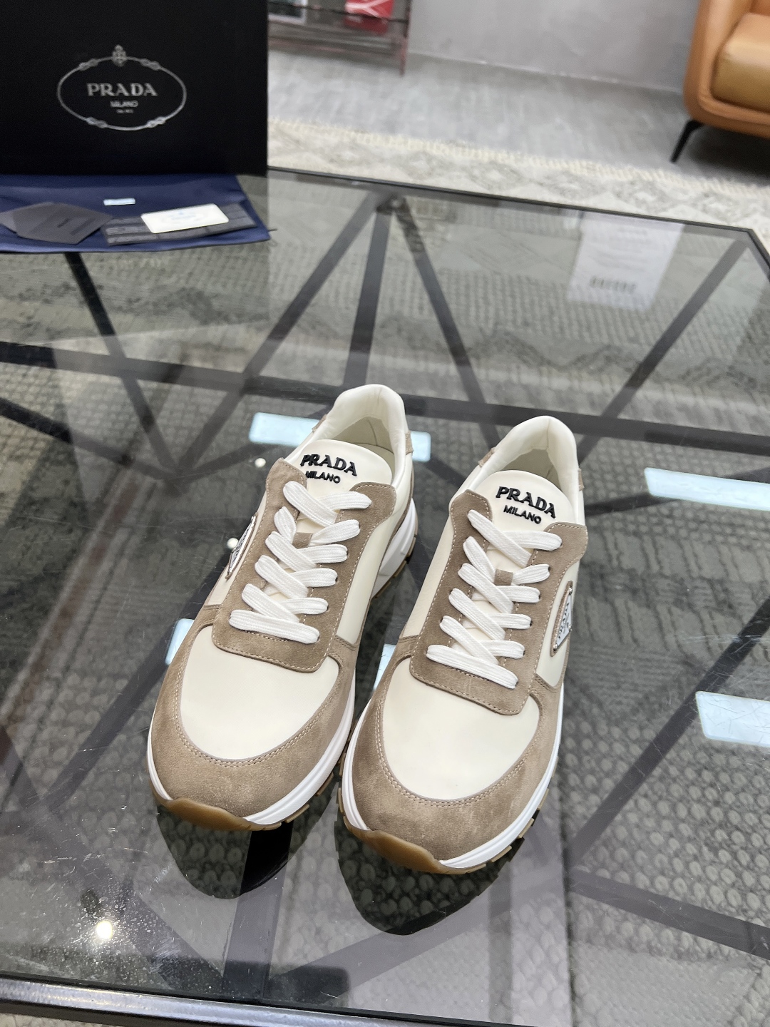  P 🔍顶级代购🇮🇹 普 炸街男神新品来袭，超人气爆款专柜新款，原厂配置意大利进口牛皮搭配帆布面料，高品