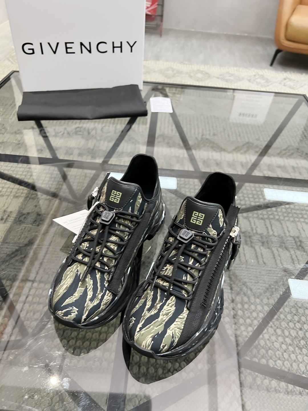  J 🔍顶级代购🇮🇹 纪 炸街男神气垫新品来袭超人气运动爆款专柜新款，原厂配置意大利进口牛皮搭配印花布面