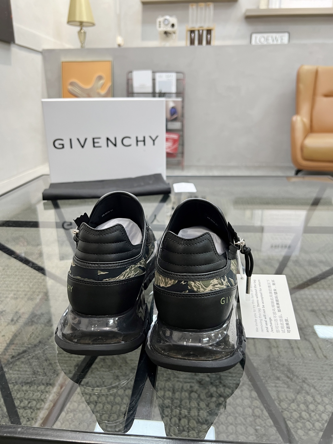  J 🔍顶级代购🇮🇹 纪 炸街男神气垫新品来袭超人气运动爆款专柜新款，原厂配置意大利进口牛皮搭配印花布面