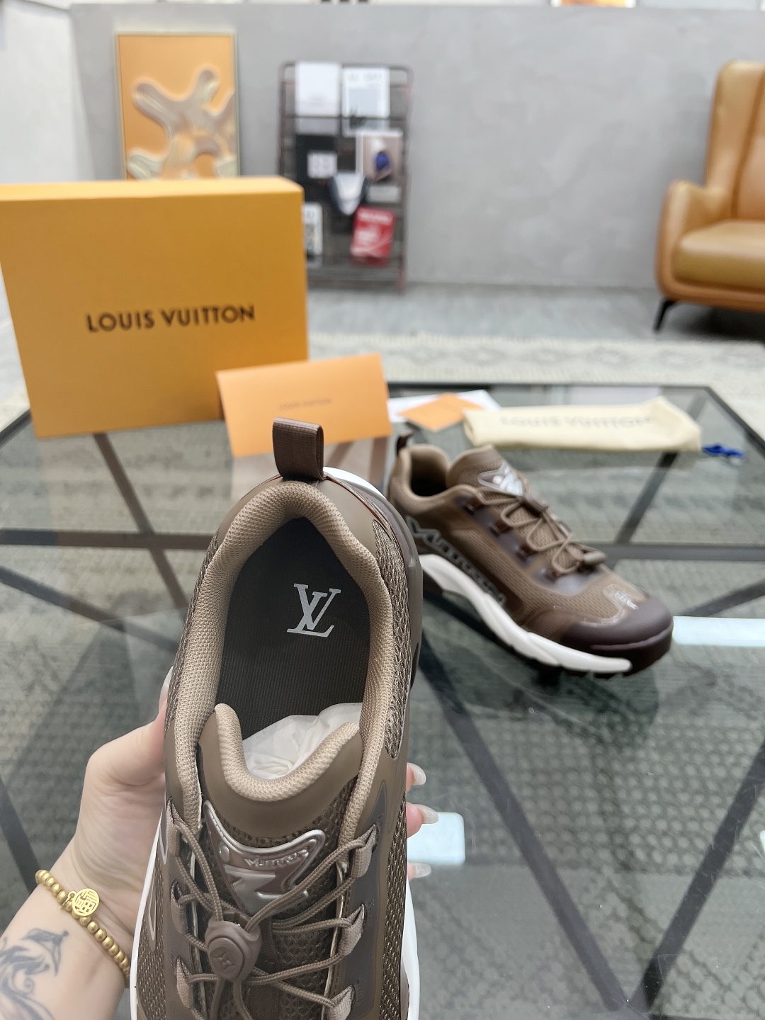  L 🔍顶级代购🇮🇹 路 炸街男神爆款运动板鞋专柜同步，鞋面意大利进口牛皮搭配网布面料，高品质滴胶复杂拼