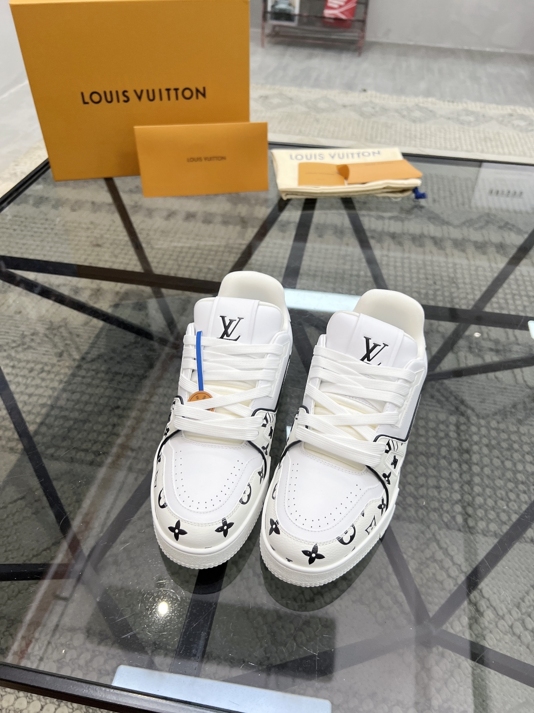  L 🔍顶级代购🇮🇹 路 炸街男神爆款运动板鞋专柜同步，鞋面意大利进口牛皮面料，高品质印花缤纷色彩复杂拼