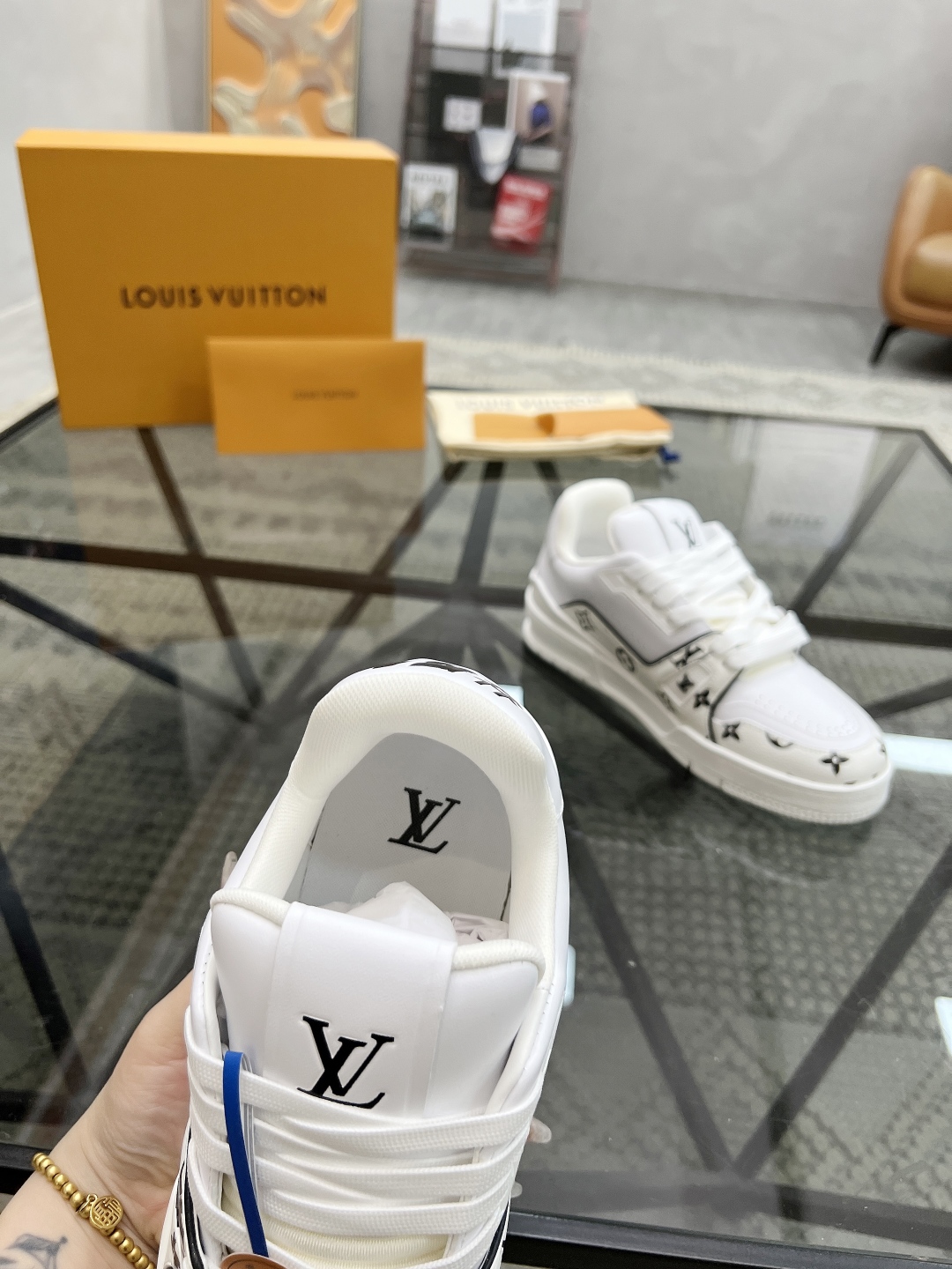  L 🔍顶级代购🇮🇹 路 炸街男神爆款运动板鞋专柜同步，鞋面意大利进口牛皮面料，高品质印花缤纷色彩复杂拼