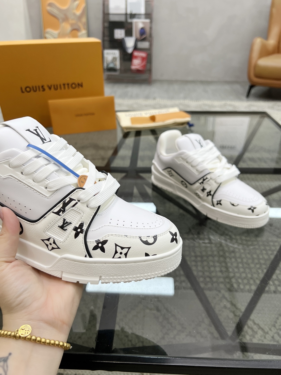  L 🔍顶级代购🇮🇹 路 炸街男神爆款运动板鞋专柜同步，鞋面意大利进口牛皮面料，高品质印花缤纷色彩复杂拼
