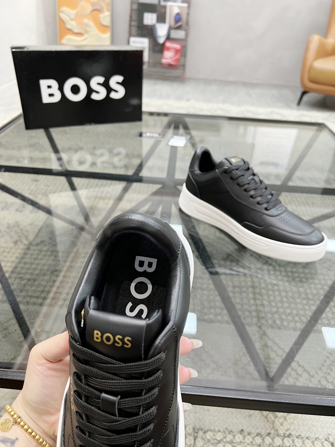  B 🔍顶级代购🇮🇹 老 炸街男神休闲运动鞋系列来袭专柜同步，鞋面意大利进口牛皮面料，进口透气牛皮内里垫