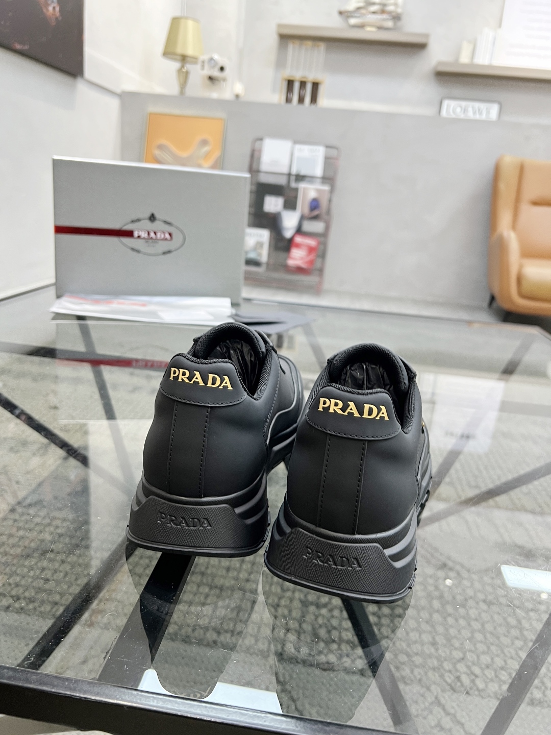  P 🔍顶级代购🇮🇹 普 炸街男神厚底运动休闲系列专柜同步发售原厂配置，意大利进口牛皮面料，色彩缤纷潮达