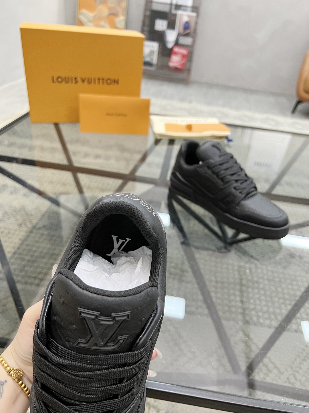 L 🔍顶级代购🇮🇹 路 炸街男神爆款运动板鞋专柜同步，鞋面意大利进口牛皮面料，高品质复杂拼接工艺品，进