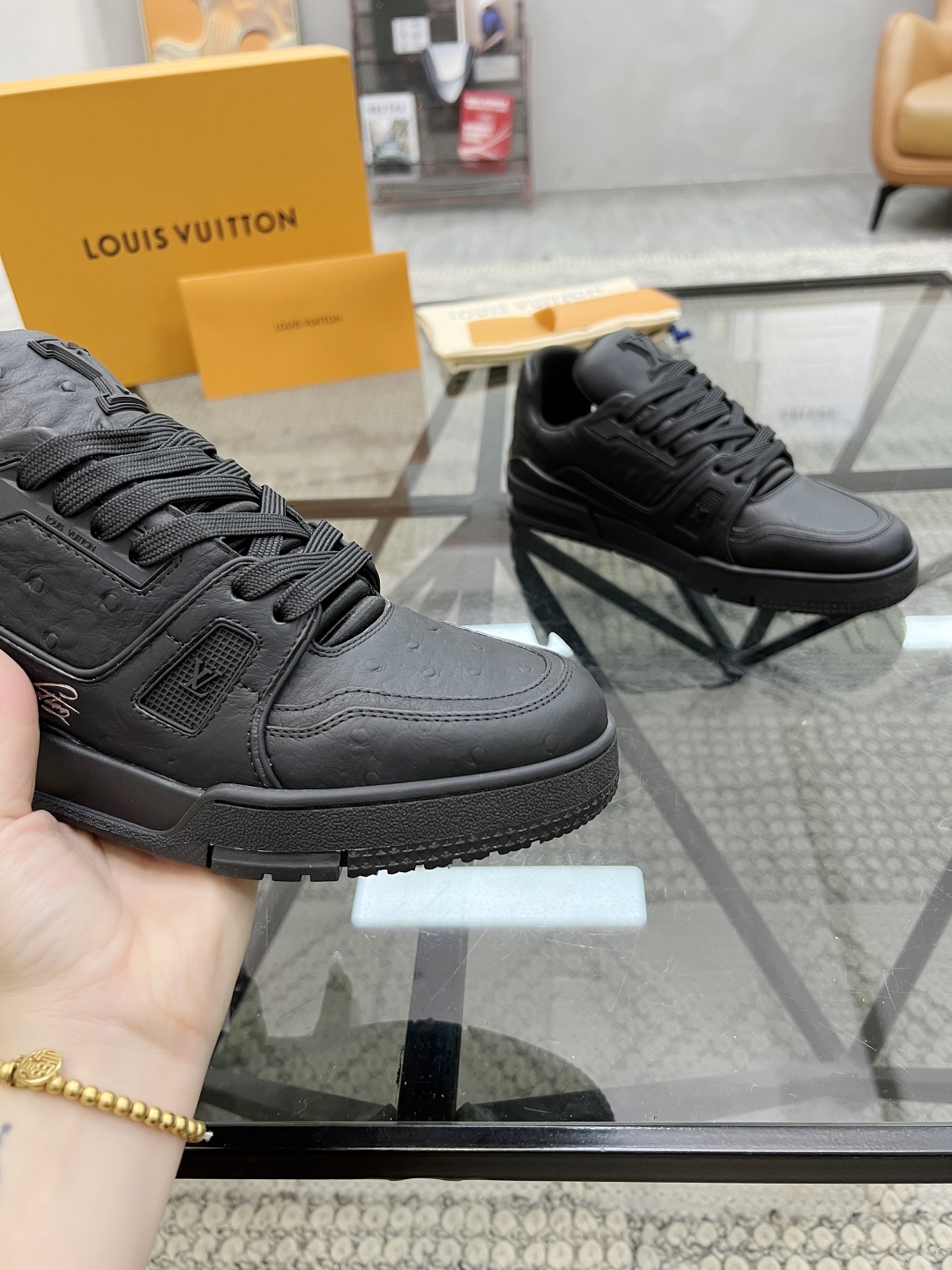  L 🔍顶级代购🇮🇹 路 炸街男神爆款运动板鞋专柜同步，鞋面意大利进口牛皮面料，高品质复杂拼接工艺品，进