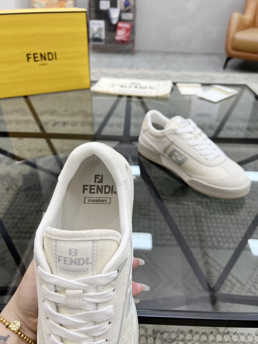  F 🔍顶级代购🇮🇹 芬 情侣👫款炸街人气爆款专柜新款原厂配置，意大利进口原版牛皮搭配布面料，进口网布内