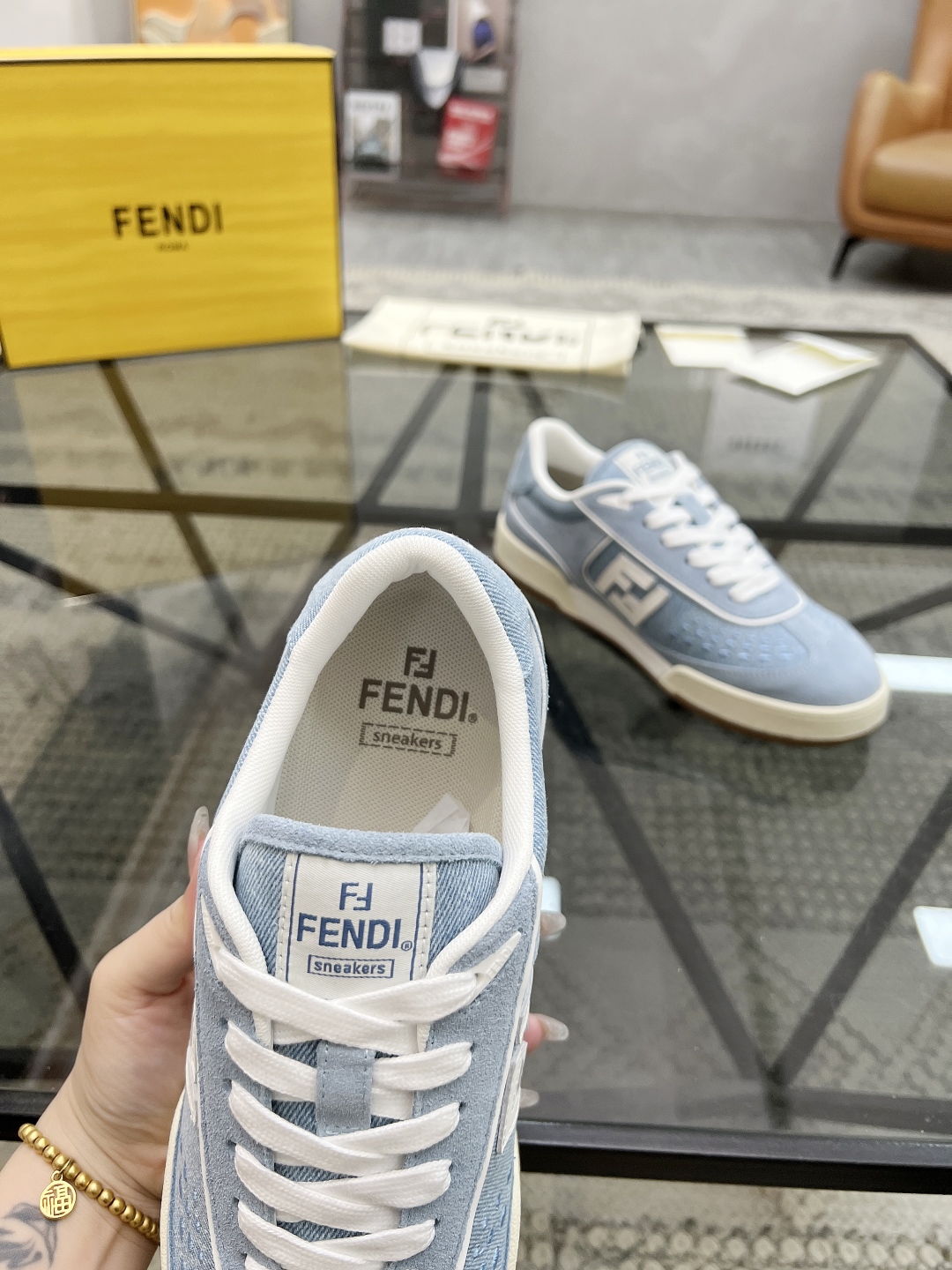  F 🔍顶级代购🇮🇹 芬 情侣👫款炸街人气爆款专柜新款原厂配置，意大利进口原版牛皮搭配布面料，进口网布内