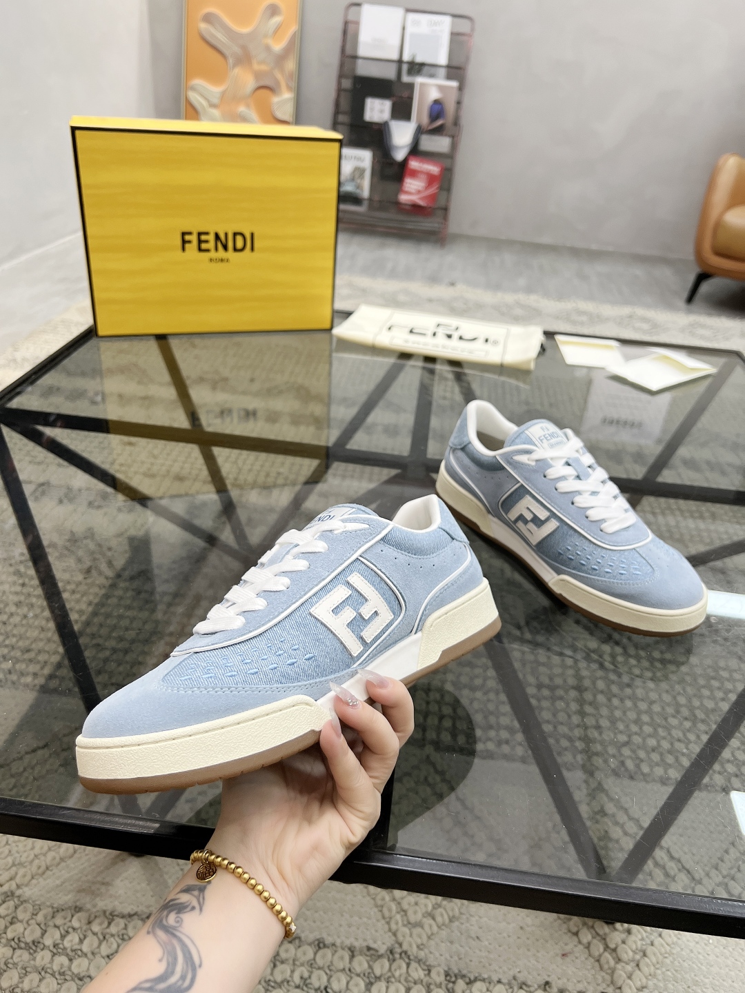  F 🔍顶级代购🇮🇹 芬 情侣👫款炸街人气爆款专柜新款原厂配置，意大利进口原版牛皮搭配布面料，进口网布内