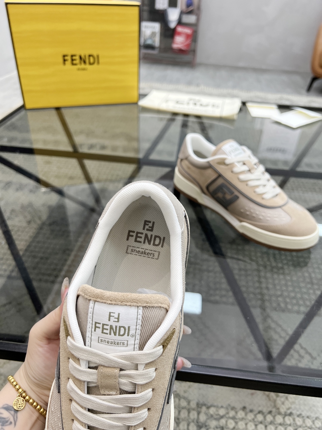  F 🔍顶级代购🇮🇹 芬 情侣👫款炸街人气爆款专柜新款原厂配置，意大利进口原版牛皮搭配布面料，进口网布内