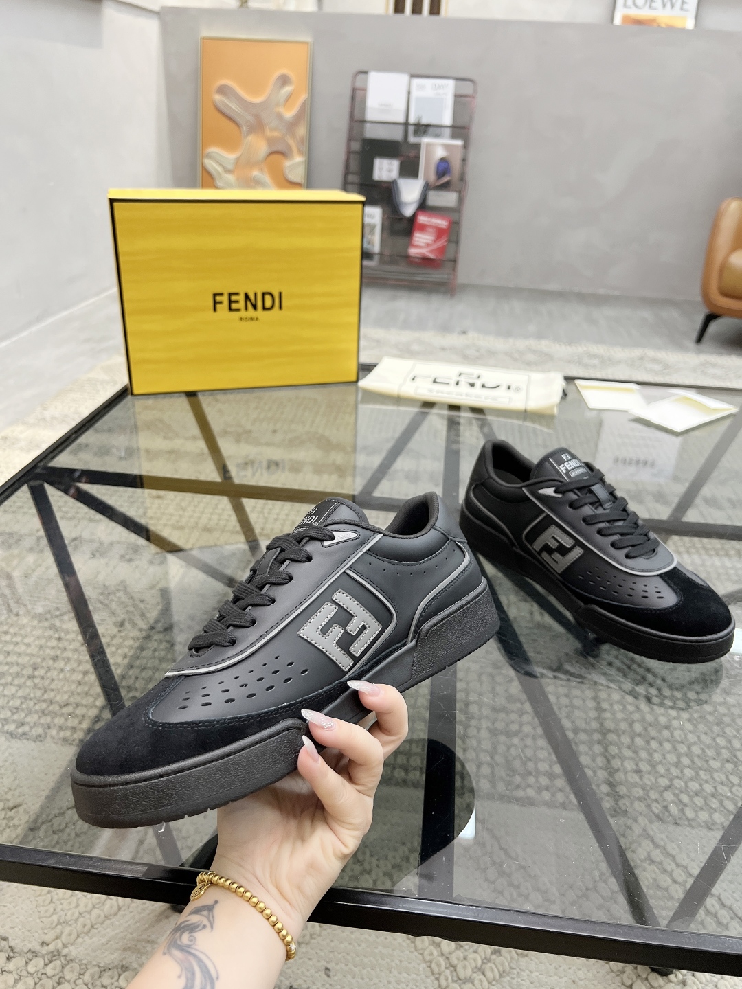  F 🔍顶级代购🇮🇹 芬 情侣👫款炸街人气爆款专柜新款原厂配置，意大利进口原版牛皮面料，进口网布内里柔软