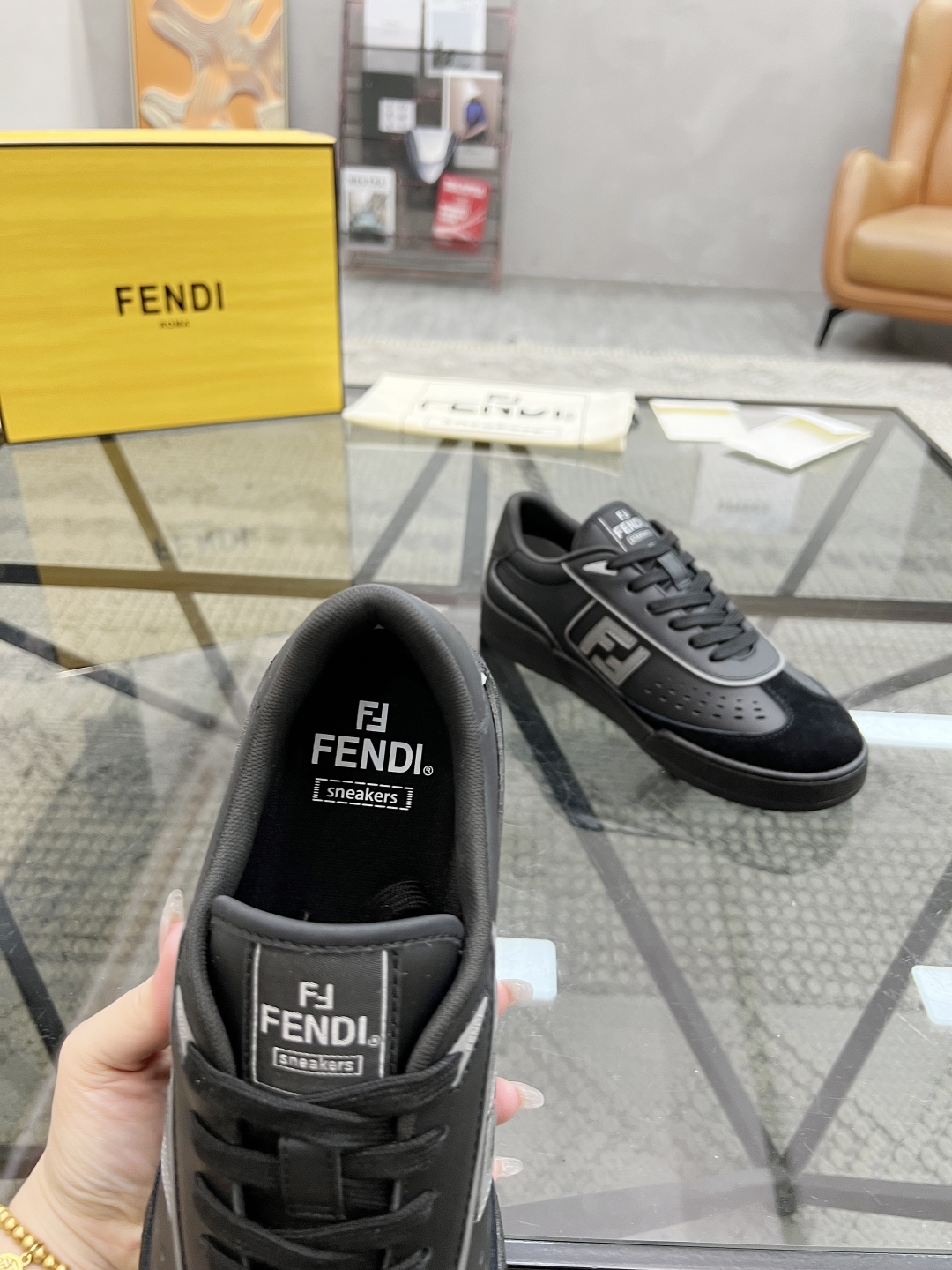 F 🔍顶级代购🇮🇹 芬 情侣👫款炸街人气爆款专柜新款原厂配置，意大利进口原版牛皮面料，进口网布内里柔软