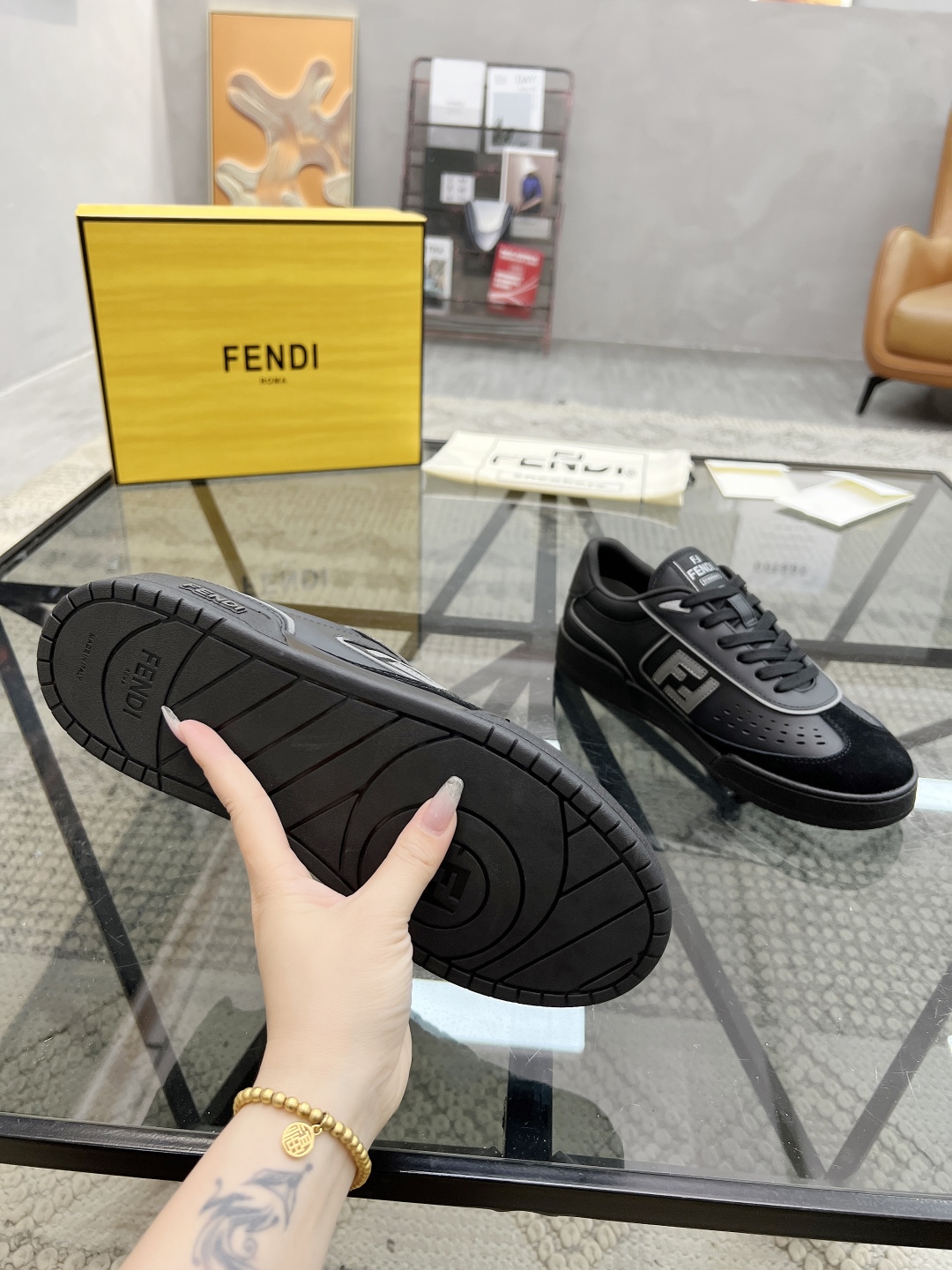  F 🔍顶级代购🇮🇹 芬 情侣👫款炸街人气爆款专柜新款原厂配置，意大利进口原版牛皮面料，进口网布内里柔软