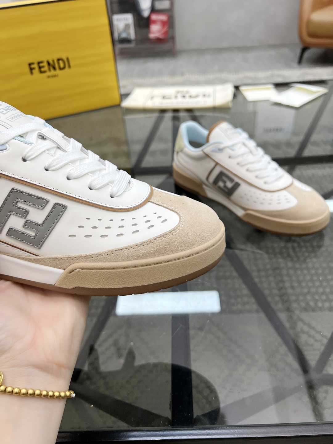  F 🔍顶级代购🇮🇹 芬 情侣👫款炸街人气爆款专柜新款原厂配置，意大利进口原版牛皮面料，进口网布内里柔软