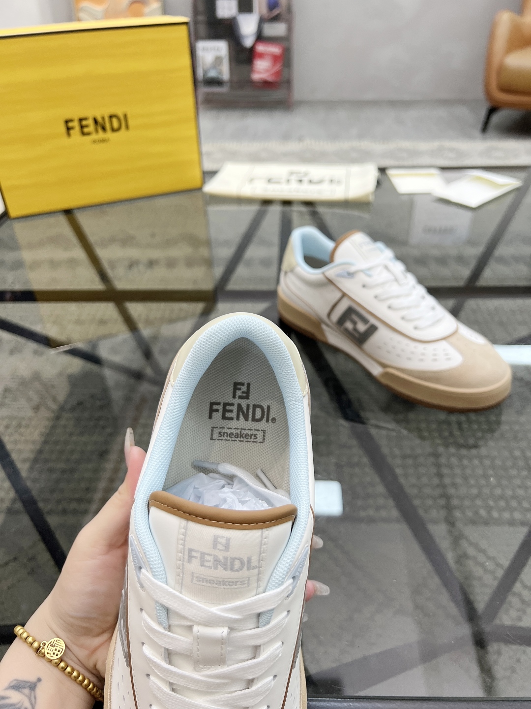  F 🔍顶级代购🇮🇹 芬 情侣👫款炸街人气爆款专柜新款原厂配置，意大利进口原版牛皮面料，进口网布内里柔软