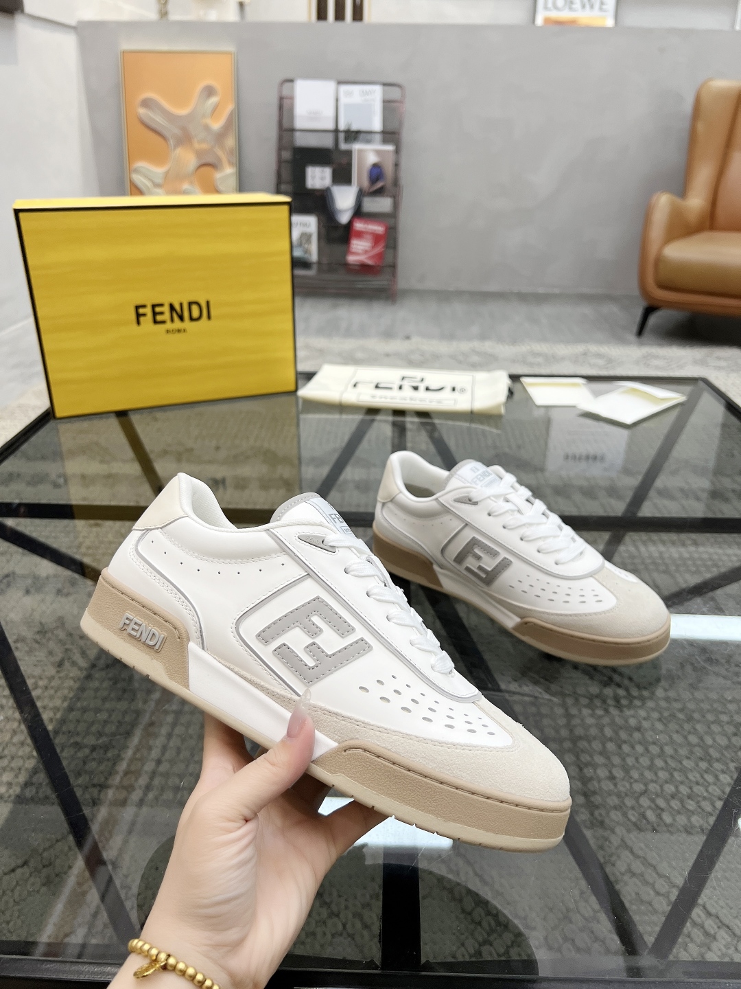  F 🔍顶级代购🇮🇹 芬 情侣👫款炸街人气爆款专柜新款原厂配置，意大利进口原版牛皮面料，进口网布内里柔软