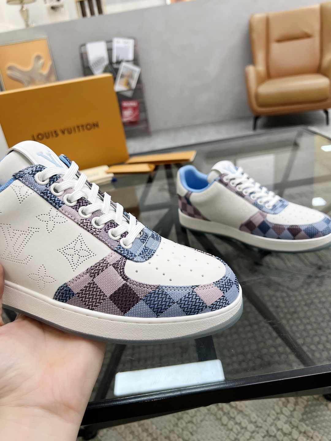  L 🔍顶级代购🇮🇹 路 炸街男神爆款运动板鞋专柜同步，鞋面意大利进口牛皮搭配印花皮面料，缤纷色彩复杂工