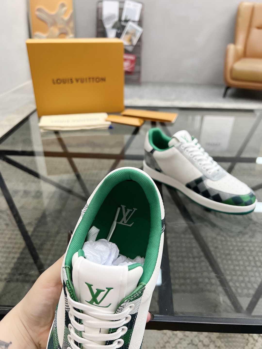  L 🔍顶级代购🇮🇹 路 炸街男神爆款运动板鞋专柜同步，鞋面意大利进口牛皮搭配印花皮面料，缤纷色彩复杂工