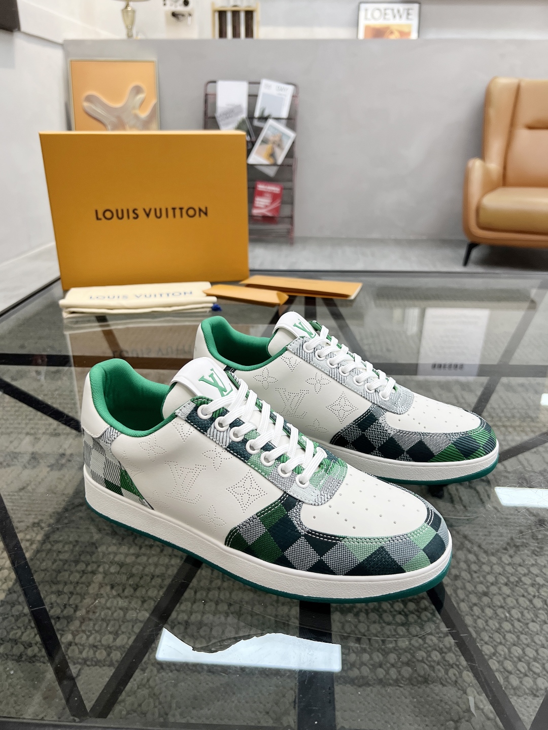  L 🔍顶级代购🇮🇹 路 炸街男神爆款运动板鞋专柜同步，鞋面意大利进口牛皮搭配印花皮面料，缤纷色彩复杂工