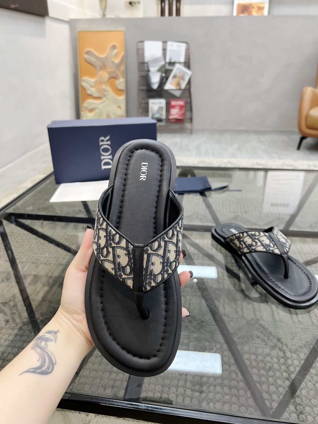  D 🔍顶级代购🇮🇹 迪 炸街男神春夏拖鞋专柜同步，鞋面意大利进口牛皮搭配标志布面料，高品质复杂拼接工艺