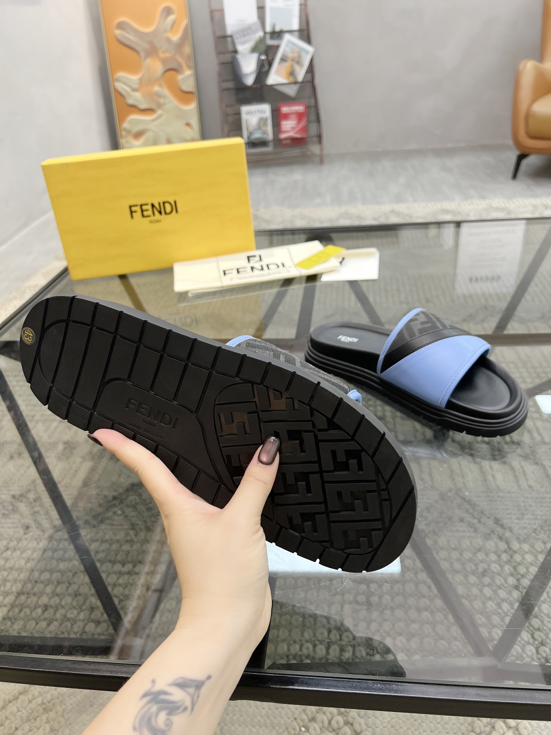 F 🔍顶级代购🇮🇹 芬 炸街男神春夏拖鞋专柜同步，鞋面意大利进口牛皮搭配标志布面料，高品质复杂拼接工艺