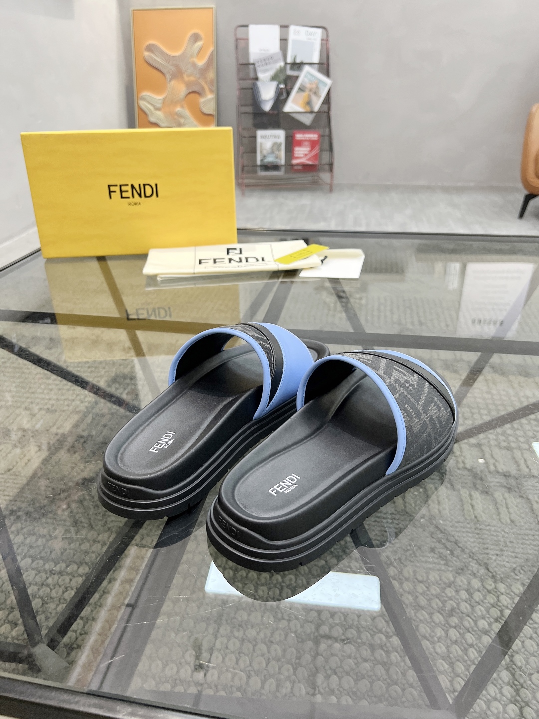  F 🔍顶级代购🇮🇹 芬 炸街男神春夏拖鞋专柜同步，鞋面意大利进口牛皮搭配标志布面料，高品质复杂拼接工艺