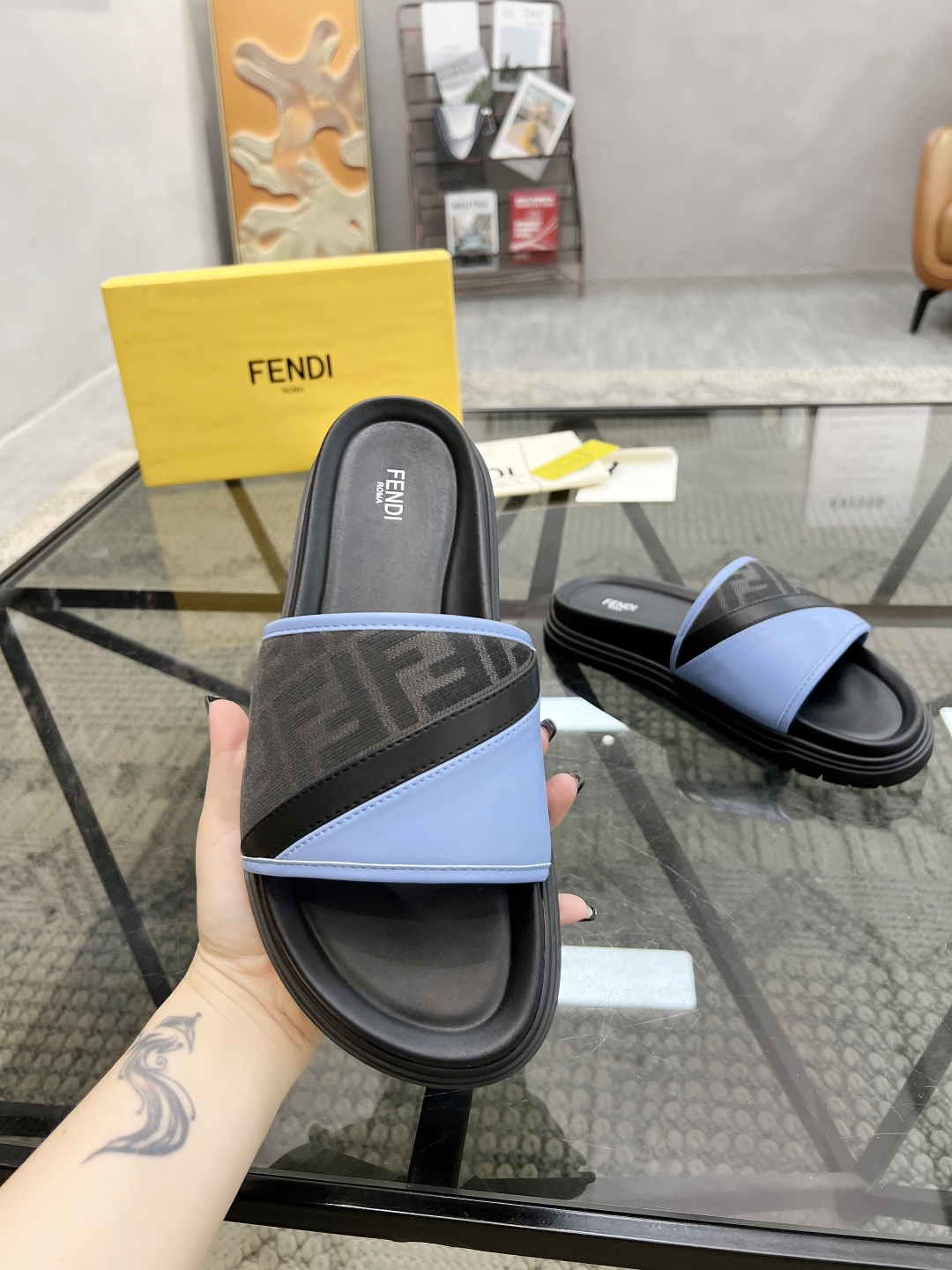 F 🔍顶级代购🇮🇹 芬 炸街男神春夏拖鞋专柜同步，鞋面意大利进口牛皮搭配标志布面料，高品质复杂拼接工艺