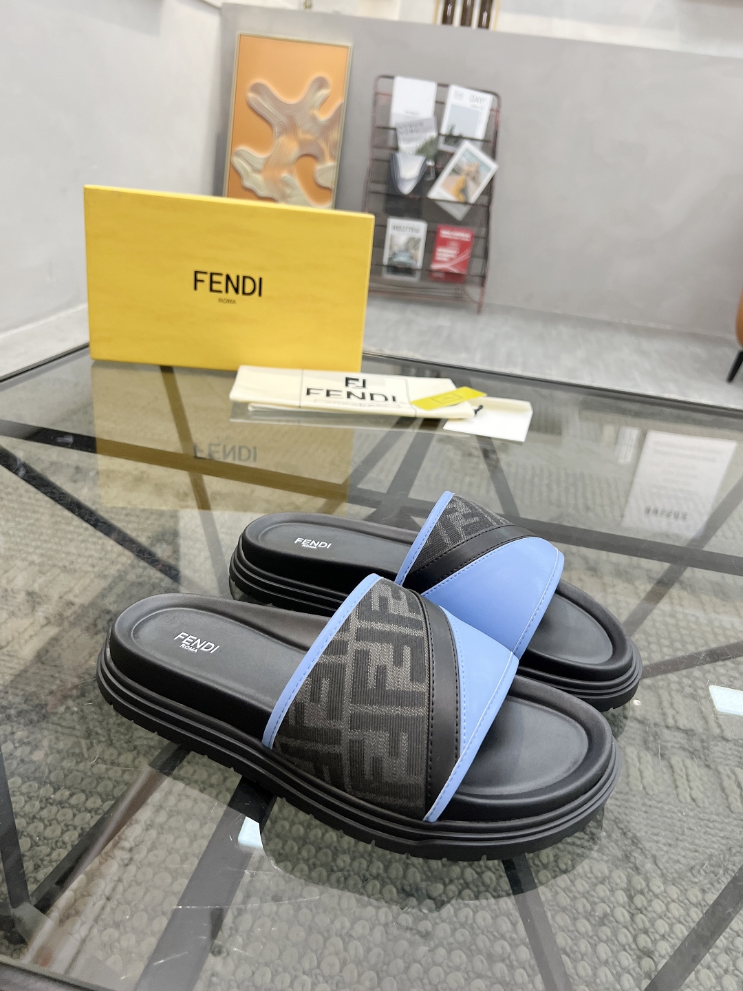  F 🔍顶级代购🇮🇹 芬 炸街男神春夏拖鞋专柜同步，鞋面意大利进口牛皮搭配标志布面料，高品质复杂拼接工艺