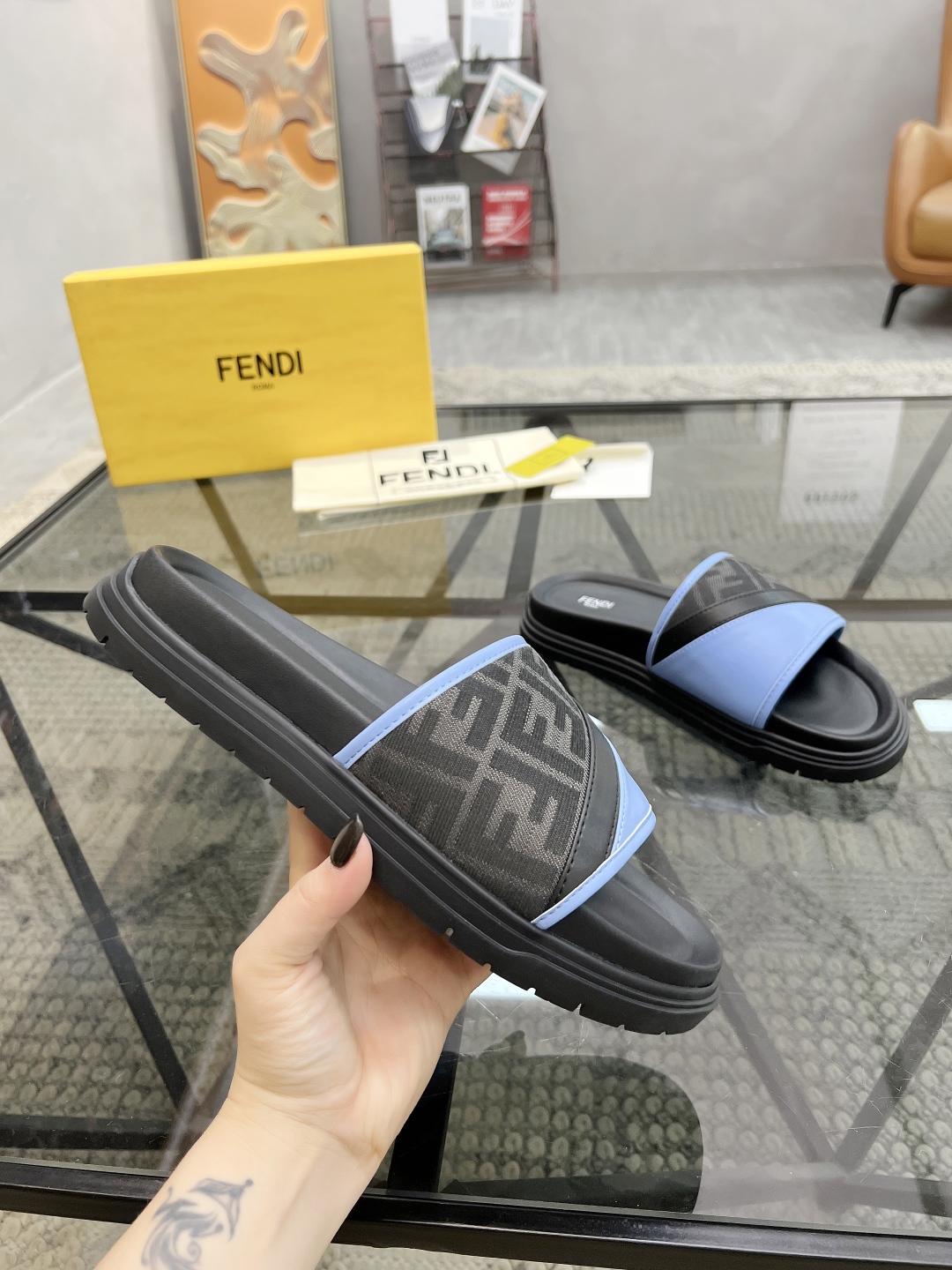  F 🔍顶级代购🇮🇹 芬 炸街男神春夏拖鞋专柜同步，鞋面意大利进口牛皮搭配标志布面料，高品质复杂拼接工艺