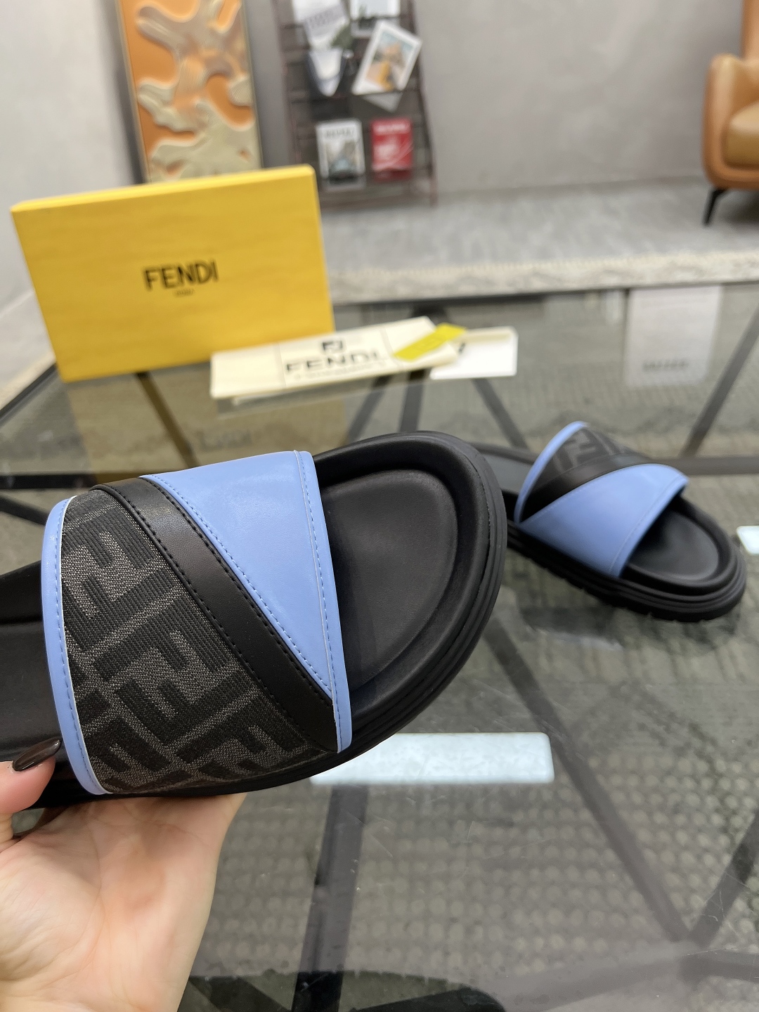  F 🔍顶级代购🇮🇹 芬 炸街男神春夏拖鞋专柜同步，鞋面意大利进口牛皮搭配标志布面料，高品质复杂拼接工艺