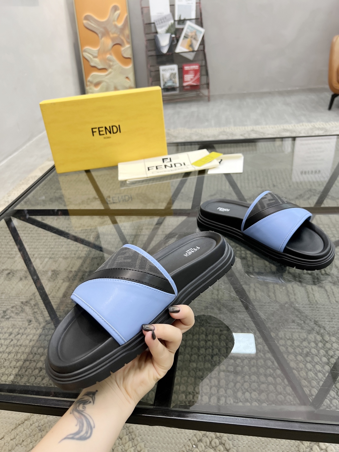  F 🔍顶级代购🇮🇹 芬 炸街男神春夏拖鞋专柜同步，鞋面意大利进口牛皮搭配标志布面料，高品质复杂拼接工艺
