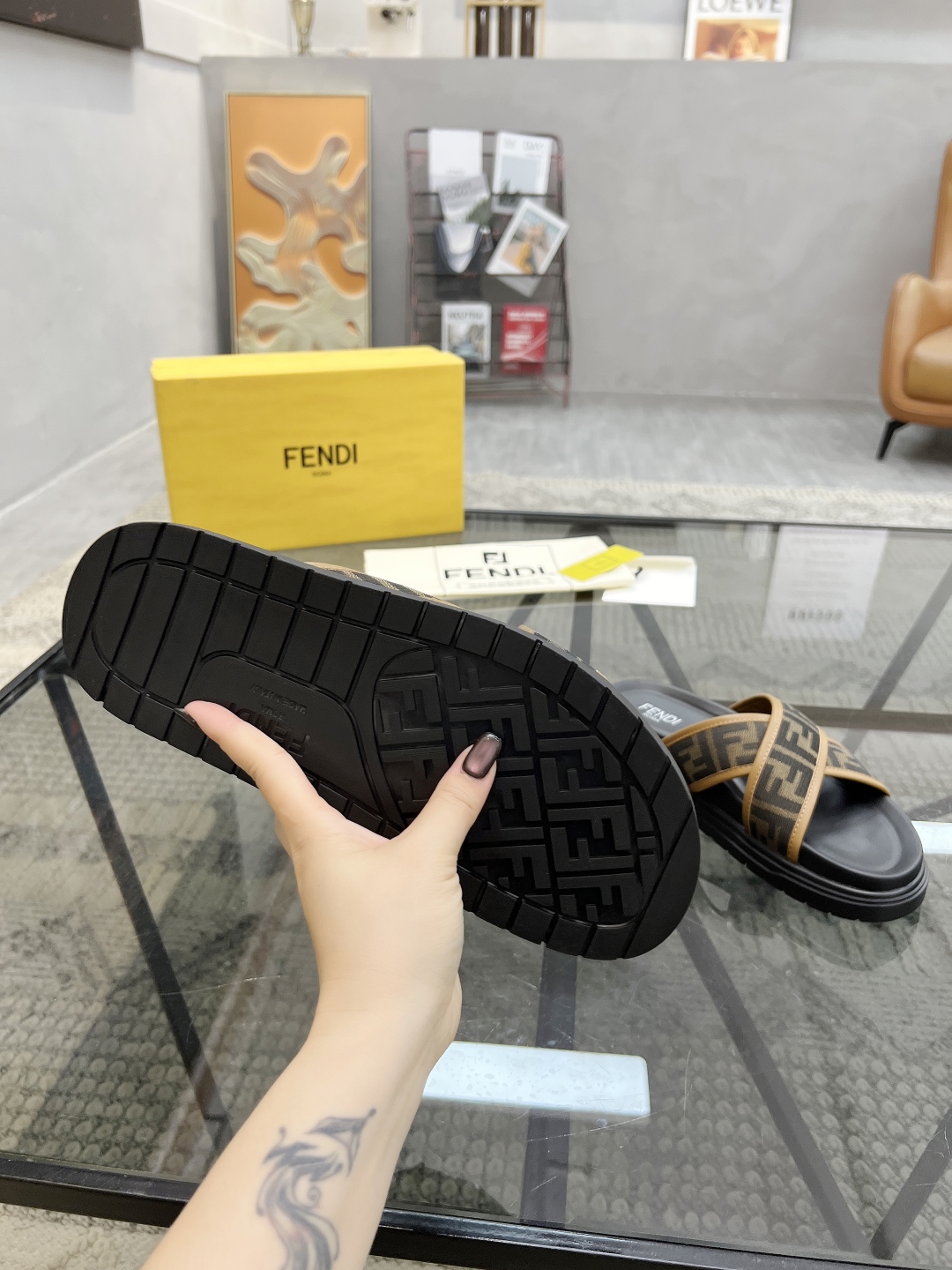  F 🔍顶级代购🇮🇹 芬 炸街男神春夏拖鞋新品专柜同步，鞋面意大利进口牛皮搭配标志布面料，高品质拼接工艺