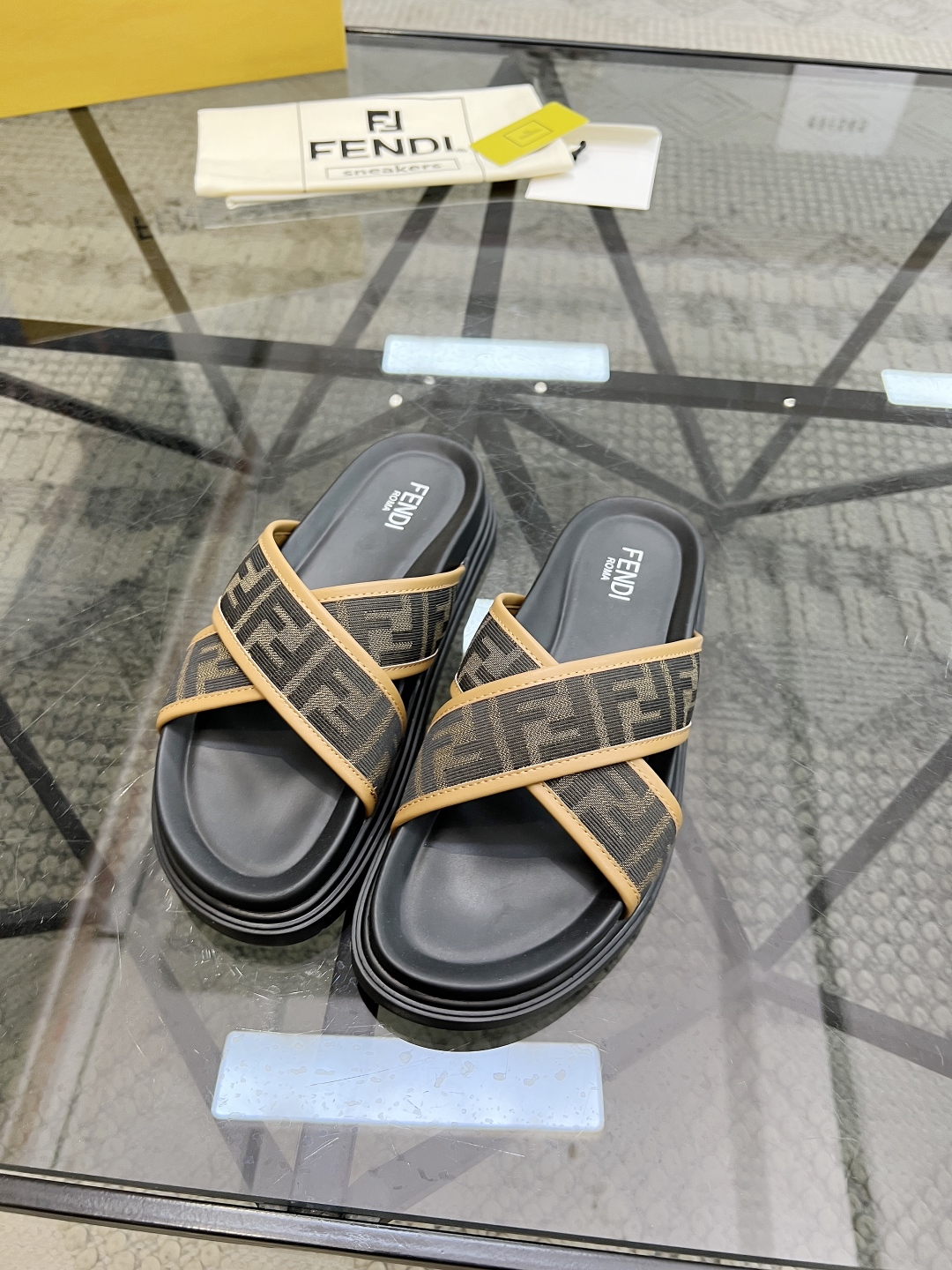  F 🔍顶级代购🇮🇹 芬 炸街男神春夏拖鞋新品专柜同步，鞋面意大利进口牛皮搭配标志布面料，高品质拼接工艺